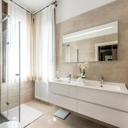 Gallo 1915, Luxurious With Garden And Venedigs Lido